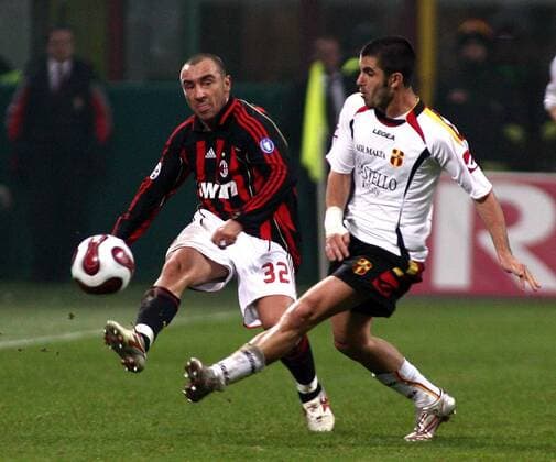 Christian Brocchi (Milan, li.) gegen Daniele de Vezze (Messina) -  Fußball Herren Serie A 2006 2007, 1. Italienische Liga, AC Mailand - FC Messina 1:0, Vdig Gruppe Mailand Fußball Herren Serie A 2006 2007, 1. Italienische Liga, AC Mailand - FC Messina 1:0, Vdig Gruppe Mailand