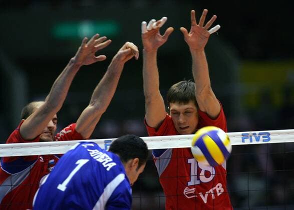 Alexey Kuleshov (re.) und Semen Poltavsky (li., beide Russland) gegen Jose Rivera (Puerto Rico) - Volleyball WM Herren WM 2006, Länderspiel, Nationalteam, Nationaltrikot, Gruppe Sendai City Dynamik, Volleyball WM Herren WM 2006, Länderspiel, Nationalteam, Nationaltrikot, Gruppe Sendai City Dynamik,