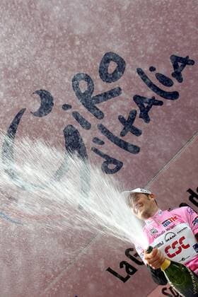 Giro dItalia 2006 - Ivan Basso (Italien CSC) im rosa Trikot des Gesamtführenden bei der Sektdusche - Radsport Herren 89. Giro dItalia 2006, d Italia, ProTour Straße, Rad, Straßenradsport, Einzelbild 12. Etappe: Livorno - Sestri Levante Freude, Begeisterung, Radsport Herren 89. Giro dItalia 2006, d Italia, ProTour Straße, Rad, Straßenradsport, Einzelbild 12. Etappe: Livorno - Sestri Levante Freude, Begeisterung,