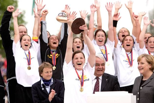 UEFA Women s Cup Final 2006 - Cupsieger 1.FFC Frankfurt bei der Siegerehrung - Pia Wunderlich (Mitte) jubelt neben UEFA Vizepräsident Per Ravn Omdal (Norwegen, 2.v.re.) und Bundeskanzlerin Angela Merkel (Deutschland CDU) mit der Trophäe Fußball EC 1 Damen UEFA Women s Cup 2005 2006, Pokal, Womens, Frauen, Frauenfußball, Europacup, Europapokal, Finale Totale Politiker, Politikerin, Bundespolitik, Kanzler Frankfurt M., Bundesregierung, people Harmonie, Begeisterung, Freude, Fußball EC 1 Damen UEFA Women s Cup 2005 2006, Pokal, Womens, Frauen, Frauenfußball, Europacup, Europapokal, Finale Totale Politiker, Politikerin, Bundespolitik, Kanzler Frankfurt M., Bundesregierung, people Harmonie, Begeisterung, Freude,
