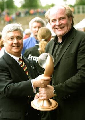 UEFA Womens Cup Final 2006 - Manager Siegfried Dietrich (1.FFC Frankfurt, re.) und Klaus Peter Müller (Vorstandssprecher Sponsor Commerzbank) mit der Trophäe Fußball EC 1 Damen UEFA Women s Cup 2005 2006, Pokal, Womens, Frauen, Frauenfußball, Europacup, Europapokal, Finale Gruppe Frankfurt M. Harmonie, Freude, Fußball EC 1 Damen UEFA Women s Cup 2005 2006, Pokal, Womens, Frauen, Frauenfußball, Europacup, Europapokal, Finale Gruppe Frankfurt M. Harmonie, Freude,