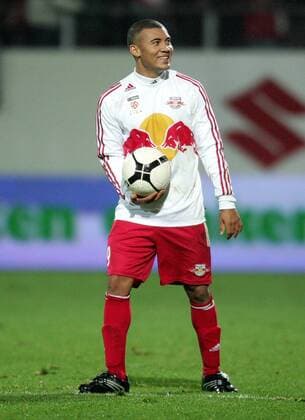 Johan Vonlanthen (Salzburg) gut gelaunt mit Ball Fußball 1. BL Herren TMobile Bundesliga 2006 2007, 1. Österreichische Liga, Red Bull Salzburg, RedBull Einzelbild Ried Fußball 1. BL Herren TMobile Bundesliga 2006 2007, 1. Österreichische Liga, Red Bull Salzburg, RedBull Einzelbild Ried