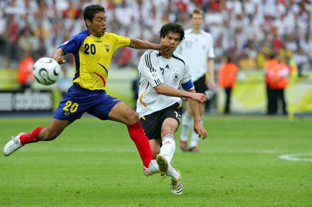 Edwin Tenorio (Ecuador, li.) grob unsportlich gegen Michael Ballack (Deutschland) -  (pan14775) Fußball WM Herren WM 2006, Länderspiel, Nationalteam, Gruppe A, Nationaltrikot, Deutschland - Ecuador 3:0 Gruppe Berlin Dynamik, Kampf, Fußball WM Herren WM 2006, Länderspiel, Nationalteam, Gruppe A, Nationaltrikot, Deutschland - Ecuador 3:0 Gruppe Berlin Dynamik, Kampf,  