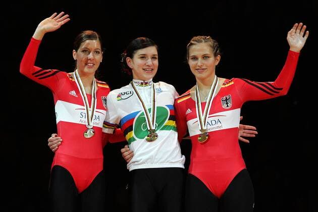Siegerehrung Kunstrad WM 2006 - 1er: Sarah Kohl (Österreich, Mitte) gewinnt vor Claudia Wieland (li.) und Sandra Beck (beide Deutschland) Radsport WM Damen WM 2006, Hallenradsport, Halle, Indoor, Kunstradfahren, Kunstrad, Kunstfahren, Nationaltrikot, Einer Gruppe Chemnitz Freude, Radsport WM Damen WM 2006, Hallenradsport, Halle, Indoor, Kunstradfahren, Kunstrad, Kunstfahren, Nationaltrikot, Einer Gruppe Chemnitz Freude,