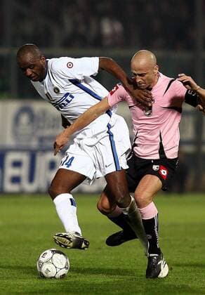 Patrick Vieira (Inter, li.) gegen Eugenio Corini (Palermo) -  Fußball Herren Serie A 2006 2007, 1. Italienische Liga, US Palermo - FC Internazionale Mailand 1:2 Einzelbild Palermo Dynamik, Fußball Herren Serie A 2006 2007, 1. Italienische Liga, US Palermo - FC Internazionale Mailand 1:2 Einzelbild Palermo Dynamik,