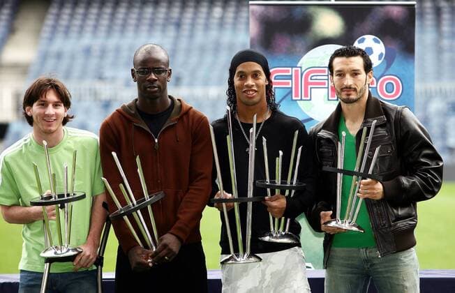FIFPro Spielerehrung v.li.: Lionel Messi, Lilian Thuram, Ronaldinho und Gianluca Zambrotta (alle FC Barcelona) mit ihren Trophäen -  (pan17564) Fußball Herren Primera Division 2006 2007, 1. Spanische Liga, FC Barcelona, Barca, FIF Pro, Vdig Gruppe Federation Internationale des Footballeurs Profess Barcelona Fußball Herren Primera Division 2006 2007, 1. Spanische Liga, FC Barcelona, Barca, FIF Pro, Vdig Gruppe Federation Internationale des Footballeurs Profess Barcelona  