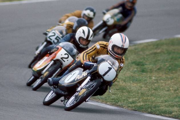 Angel Nieto (Spanien) vor Strikker Motorsport WM Herren Weltmeisterschaft 1975, Motorrad, Motorradrennen, Motorradrennsport, Motorradsport, Maschine Gruppe Aufnahmedatum geschätzt Assen Motorsport WM Herren Weltmeisterschaft 1975, Motorrad, Motorradrennen, Motorradrennsport, Motorradsport, Maschine Gruppe Aufnahmedatum geschätzt Assen