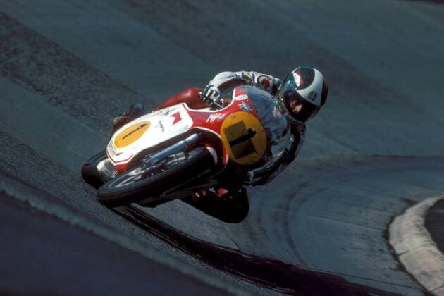 Giacomo Agostini (Italien MV Agusta) auf seiner Maschine im Karussell auf dem Nürburgring Motorsport WM Herren Weltmeisterschaft 1975, Motorrad, Motorradrennen, Motorradrennsport, Motorradsport, Maschine Einzelbild Aufnahmedatum geschätzt Nürburg Nürburgring Motorsport WM Herren Weltmeisterschaft 1975, Motorrad, Motorradrennen, Motorradrennsport, Motorradsport, Maschine Einzelbild Aufnahmedatum geschätzt Nürburg Nürburgring