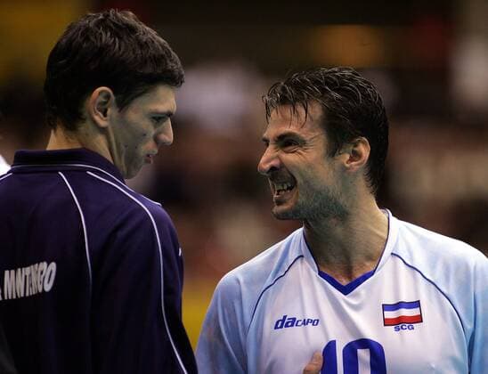 Vladimir Grbic (re.) und Marco Podrascanin (beide Serbien und Montenegro) im Gespräch -  Volleyball WM Herren WM 2006, Länderspiel, Nationalteam, Nationaltrikot Gruppe Sendai City Volleyball WM Herren WM 2006, Länderspiel, Nationalteam, Nationaltrikot Gruppe Sendai City