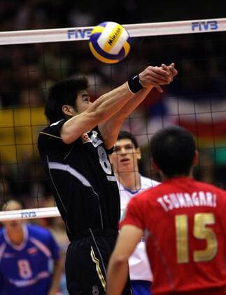 Masaji Ogino (Japan) am Ball -  Volleyball WM Herren WM 2006, Länderspiel, Nationalteam, Nationaltrikot, Japan - Serbien und Montenegro 0:3 Einzelbild Sendai City Volleyball WM Herren WM 2006, Länderspiel, Nationalteam, Nationaltrikot, Japan - Serbien und Montenegro 0:3 Einzelbild Sendai City