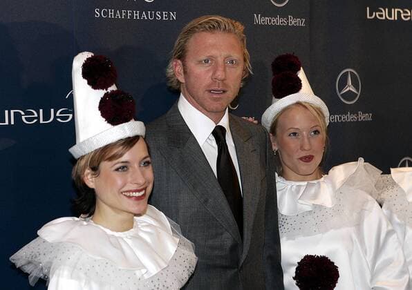Boris Becker (Deutschland), anlässlich des Laureus Medienpreises 2006, mit zwei weiblichen Pierrots an seiner Seite Tennis Herren Laureus Medienpreis Deutschland 2006, Preisverleihung, Ehrung, Auszeichnung, Verleihung Gruppe München Tennis Herren Laureus Medienpreis Deutschland 2006, Preisverleihung, Ehrung, Auszeichnung, Verleihung Gruppe München