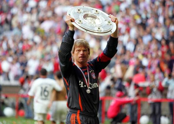 Torwart Oliver Kahn präsentiert die Meisterschale, der FC Bayern München ist Deutscher Meister 2005 2006 Fußball 1. BL Herren Saison 2005 2006, FC Bayern München, Deutscher Meister, Deutsche Meisterschaft, Sieg, Sieger, Feier Einzelbild München Freude, Fußball 1. BL Herren Saison 2005 2006, FC Bayern München, Deutscher Meister, Deutsche Meisterschaft, Sieg, Sieger, Feier Einzelbild München Freude,