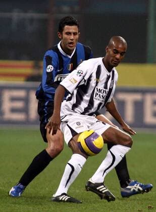 Abdoulay Konko (Siena, re.) gegen Fabio Grosso (Inter) -  Fußball Herren Serie A 2006 2007, 1. Italienische Liga, Internazionale Mailand - AC Siena 2:0 Gruppe Mailand Dynamik, Fußball Herren Serie A 2006 2007, 1. Italienische Liga, Internazionale Mailand - AC Siena 2:0 Gruppe Mailand Dynamik,