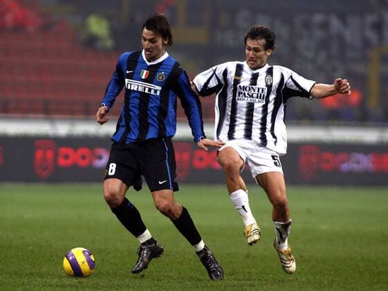 Zlatan Ibrahimovic (Inter, re.) gegen Ezio Brevi (Siena) -  Fußball Herren Serie A 2006 2007, 1. Italienische Liga, Internazionale Mailand - AC Siena 2:0 Gruppe Mailand Dynamik, Fußball Herren Serie A 2006 2007, 1. Italienische Liga, Internazionale Mailand - AC Siena 2:0 Gruppe Mailand Dynamik,