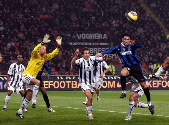 Nicolas Burdisso (Inter) erzielt gegen Torwart Alexander Manninger und Ezio Brevi (beide Siena) das 1:0-  Fußball Herren Serie A 2006 2007, 1. Italienische Liga, Internazionale Mailand - AC Siena 2:0 Gruppe Mailand Dynamik, Fußball Herren Serie A 2006 2007, 1. Italienische Liga, Internazionale Mailand - AC Siena 2:0 Gruppe Mailand Dynamik,