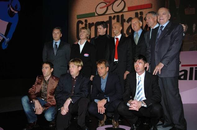 Gruppenfoto ehemaliger Giro Sieger anlässlich der Präsentation der Streckenführung des Giro dItalia 2007 - Radsport Herren Vorschau 2006, 90. Giro dItalia 2007, d Italia, ProTour, Straßenradsport, Straße, Rad, Vorstellung Totale Mailand Radsport Herren Vorschau 2006, 90. Giro dItalia 2007, d Italia, ProTour, Straßenradsport, Straße, Rad, Vorstellung Totale Mailand