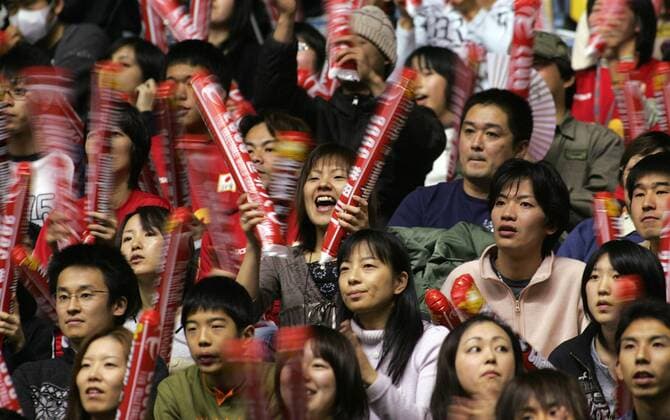 Japanische Volleyballfans feuern ihr Team an -  Volleyball WM Herren FIVB World Grand Prix Final 2006, Nationalteam, japanischer, Japan, Länderspiel Gruppe Tokyo Volleyball WM Herren FIVB World Grand Prix Final 2006, Nationalteam, japanischer, Japan, Länderspiel Gruppe Tokyo
