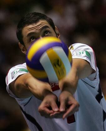 Saito Nobuharu (Japan) - Ballannahme -  Volleyball WM Herren FIVB World Grand Prix Final 2006, Nationalteam, Nationaltrikot, Länderspiel Einzelbild Tokyo Volleyball WM Herren FIVB World Grand Prix Final 2006, Nationalteam, Nationaltrikot, Länderspiel Einzelbild Tokyo