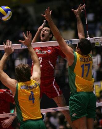 Mihal Winiarski (Polen, Mitte) - Schmetterschlag gegen den Block von Andre Heller (li.) und Ricardo Garcia (beide Brasilien) -  Volleyball WM Herren FIVB World Grand Prix 2006, Nationalteam, Nationaltrikot, Brasilien - Polen 3:0, Länderspiel Gruppe Tokyo Volleyball WM Herren FIVB World Grand Prix 2006, Nationalteam, Nationaltrikot, Brasilien - Polen 3:0, Länderspiel Gruppe Tokyo