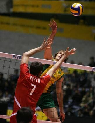 Wojciech Grzyb (Polen, li.) - Block gegen den Schmetterschlag von Andre Heller (Brasilien) -  Volleyball WM Herren FIVB World Grand Prix 2006, Nationalteam, Nationaltrikot, Brasilien - Polen 3:0, Länderspiel Gruppe Tokyo Volleyball WM Herren FIVB World Grand Prix 2006, Nationalteam, Nationaltrikot, Brasilien - Polen 3:0, Länderspiel Gruppe Tokyo