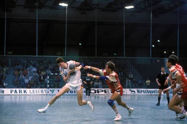 Volker Zerbe (li., Deutschland) im Duell Handball Länderspiel Herren Nationalteam 1990, Nationaltrikot, Deutschland - Dänemark 27:20, Vdia Gruppe Dynamik, Handball Länderspiel Herren Nationalteam 1990, Nationaltrikot, Deutschland - Dänemark 27:20, Vdia Gruppe Dynamik,