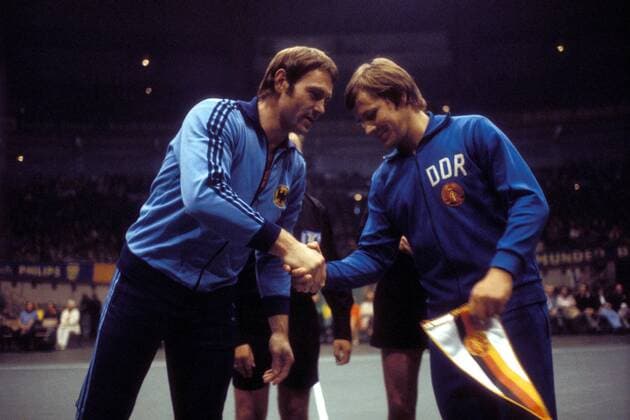 Hans Günter Schmidt (li., BR Deutschland) und Wolfgang Lakenmacher (DDR) - Shakehands Handball Länderspiel Herren Freundschaftsspiel 1974, Test, Testspiel, Nationalteam, BRD - DDR, Vdia Gruppe Aufnahmedatum geschätzt Handball Länderspiel Herren Freundschaftsspiel 1974, Test, Testspiel, Nationalteam, BRD - DDR, Vdia Gruppe Aufnahmedatum geschätzt