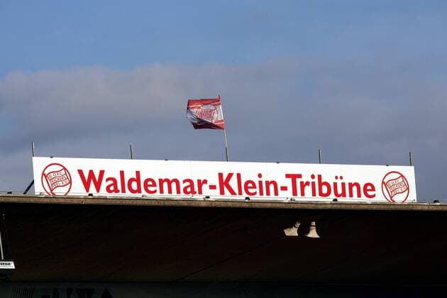Fußball, Stadiongeschichte Kickers Offenbach Über der Waldemar Klein Tribüne auf dem Bieberer Berg weht eine Offenbacher Vereinsfahne Fußball 2. BL Herren Saison 2006 2007, Offenbacher Kickers, OFC, Offenbach, Vdig Totale Bieberer Berg Offenbach Fußball 2. BL Herren Saison 2006 2007, Offenbacher Kickers, OFC, Offenbach, Vdig Totale Bieberer Berg Offenbach