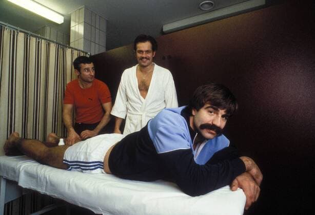 Heiner Brand (vorn) liegt auf der Massagebank, dahinter Frank Dammann (Mitte) und Masseur Söhngen (alle BR Deutschland) Handball Herren Nationalmannschaft 1983, Nationalteam, Trainingslager, Training, BRD Gruppe Aufnahmedatum geschätzt Harmonie, Handball Herren Nationalmannschaft 1983, Nationalteam, Trainingslager, Training, BRD Gruppe Aufnahmedatum geschätzt Harmonie,