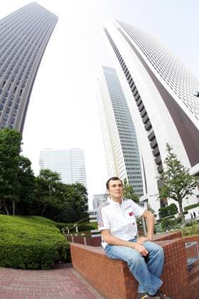 Ivan Basso (Italien) zwischen Wolkenkratzern in Tokyo -  Radsport Herren Straßenradsport 2006, Straße, Rad, Shooting, Fotoshooting, Fototermin, Totale Tokyo Radsport Herren Straßenradsport 2006, Straße, Rad, Shooting, Fotoshooting, Fototermin, Totale Tokyo