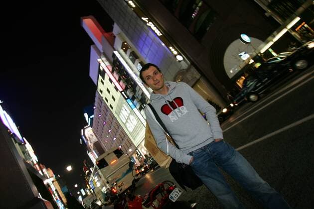 Ivan Basso (Italien) bei einem nächtlichen Stadtbummel in Ghinza, einem Stadtteil von Tokyo -  Radsport Herren Straßenradsport 2006, Straße, Rad, Shooting, Fotoshooting, Fototermin, Einzelbild Tokyo Radsport Herren Straßenradsport 2006, Straße, Rad, Shooting, Fotoshooting, Fototermin, Einzelbild Tokyo