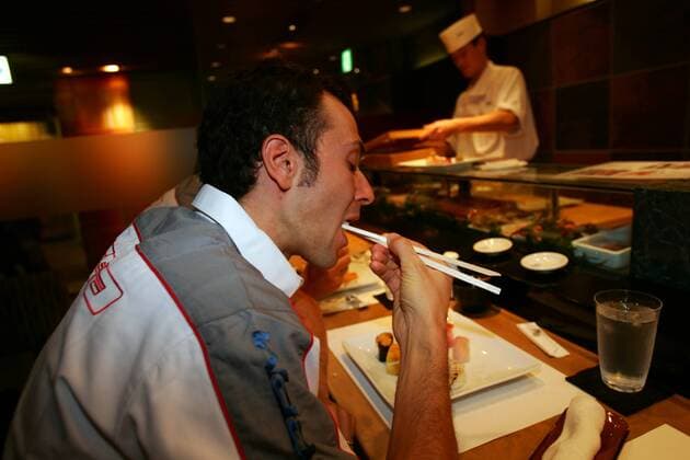 Ivan Basso (Italien) stärkt sich in einer Sushi Bar -  Radsport Herren Straßenradsport 2006, Straße, Rad, Shooting, Fotoshooting, Fototermin, Einzelbild Tokyo Radsport Herren Straßenradsport 2006, Straße, Rad, Shooting, Fotoshooting, Fototermin, Einzelbild Tokyo