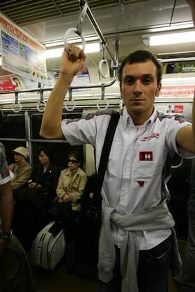Ivan Basso (Italien) in der U Bahn von Tokyo -  Radsport Herren Straßenradsport 2006, Straße, Rad, Shooting, Fotoshooting, Fototermin, Einzelbild Tokyo Radsport Herren Straßenradsport 2006, Straße, Rad, Shooting, Fotoshooting, Fototermin, Einzelbild Tokyo