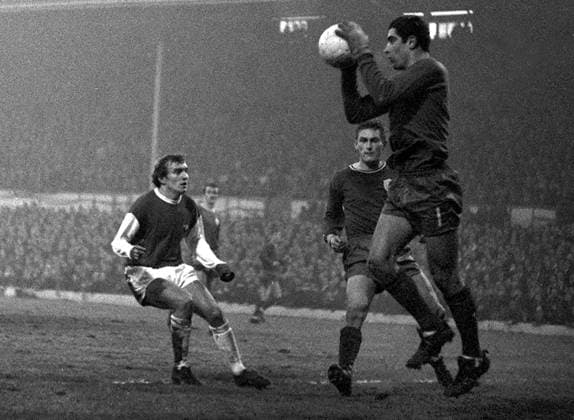 Torwart Peter Shilton (Leicester) fängt den Ball, daneben George Johnstone (Arsenal) -  Fußball Herren English First Division 1967 1968, One, 1. Englische Liga, Leicester City - Arsenal FC London 2:2 Gruppe Leicester Dynamik, Abwehr, Fußball Herren English First Division 1967 1968, One, 1. Englische Liga, Leicester City - Arsenal FC London 2:2 Gruppe Leicester Dynamik, Abwehr,