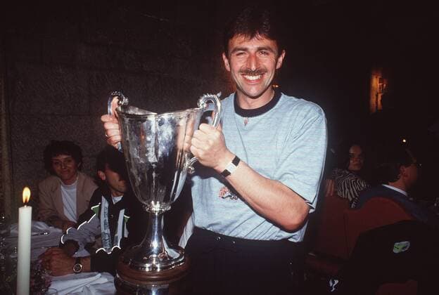 Klaus Allofs (Bremen) präsentiert während der Siegesfeier den Europapokal der Pokalsieger Fußball EC 2 Herren Europapokal der Pokalsieger 1991 1992, Europacup, SV Werder Bremen, Vneg Einzelbild Finale, Endspiel Lissabon Freude, Fußball EC 2 Herren Europapokal der Pokalsieger 1991 1992, Europacup, SV Werder Bremen, Vneg Einzelbild Finale, Endspiel Lissabon Freude,