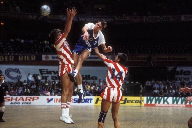 Rüdiger Neitzel (BR Deutschland, Mitte) zieht ab Handball Länderspiel Herren Super Cup 1985, Supercup, Nationalmannschaft, Nationaltrikot Gruppe Aufnahmedatum geschätzt Dynamik, Höhe, Kampf, Überlegenheit, Handball Länderspiel Herren Super Cup 1985, Supercup, Nationalmannschaft, Nationaltrikot Gruppe Aufnahmedatum geschätzt Dynamik, Höhe, Kampf, Überlegenheit,