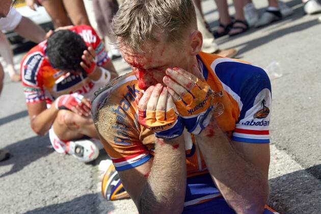 Erik Dekker (Niederlande Rabobank, vorn) und Fred Rodriguez (USA Davitamon Lotto) blutverschmiert nach einem Sturz Radsport Herren 93. Tour de France 2006, ProTour, Straßenradsport, Straße, Rad Gruppe 3. Etappe: Esch sur Alzette - Valkenburg Radsport Herren 93. Tour de France 2006, ProTour, Straßenradsport, Straße, Rad Gruppe 3. Etappe: Esch sur Alzette - Valkenburg