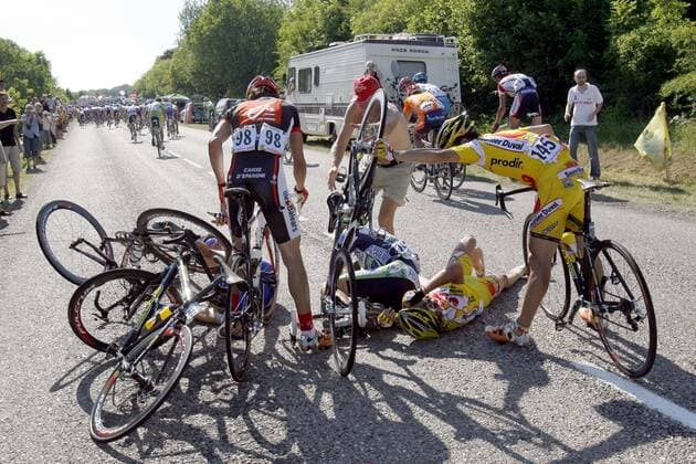 Nach einem Sturz kümmern sich andere Teilnehmer und Fans um die gestürzten Fahrer und ihre Rennmaschinen Radsport Herren 93. Tour de France 2006, ProTour, Straßenradsport, Straße, Rad Gruppe 2. Etappe: Obernai - Esch sur Alzette Radsport Herren 93. Tour de France 2006, ProTour, Straßenradsport, Straße, Rad Gruppe 2. Etappe: Obernai - Esch sur Alzette