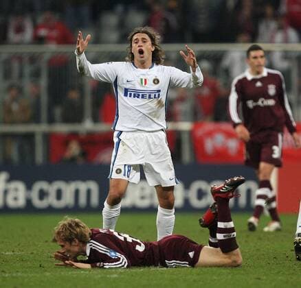Hernan Crespo (Inter) beschwert sich beim Schiedsrichter, nachdem er Andreas Ottl (Bayern, am Boden) gefoult hat Fußball EC 1 Herren Champions League 2006 2007, FC Bayern München - FC Internazionale Mailand 1:1 Gruppe München Unterwerfung, Enttäuschung, Verzweiflung, Fußball EC 1 Herren Champions League 2006 2007, FC Bayern München - FC Internazionale Mailand 1:1 Gruppe München Unterwerfung, Enttäuschung, Verzweiflung,