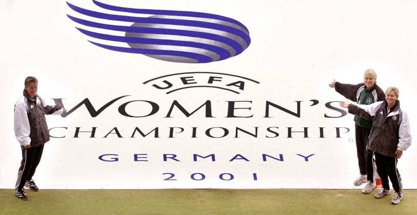 Vor dem Logo der Frauenfußball EM 2001 in Deutschland, v.li.: Bundestrainerin Tina Theune Meyer, Doris Fitschen und Co Trainerin Silvia Neid (alle Deutschland) Fußball EM Damen Vorschau EM 2001, Frauen, Frauenfußball, Nationalteam, Nationalcoach, Nationaltrainerin, Trainerin Totale Trainer, Coach, Nationaltrainer Erfurt Fußball EM Damen Vorschau EM 2001, Frauen, Frauenfußball, Nationalteam, Nationalcoach, Nationaltrainerin, Trainerin Totale Trainer, Coach, Nationaltrainer Erfurt