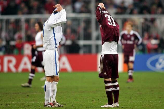 Bastian Schweinsteiger (Bayern, re.) und Marco Andreolli (Inter) - Trikottausch Fußball EC 1 Herren Champions League 2006 2007, FC Bayern München - FC Internazionale Mailand 1:1 Gruppe München Fußball EC 1 Herren Champions League 2006 2007, FC Bayern München - FC Internazionale Mailand 1:1 Gruppe München