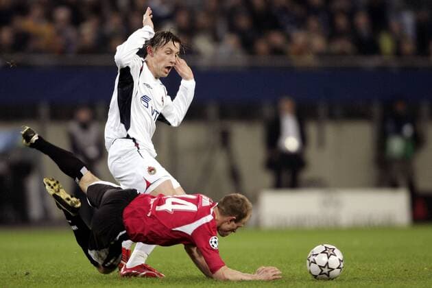 David Jarolim (HSV, vorn) kommt gegen Ivica Olic (ZSKA Moskau) zu Fall Fußball EC 1 Herren Champions League 2006 2007, Hamburger SV - ZSKA Moskau 3:2 Gruppe Hamburg Dynamik, Kampf, Fußball EC 1 Herren Champions League 2006 2007, Hamburger SV - ZSKA Moskau 3:2 Gruppe Hamburg Dynamik, Kampf,