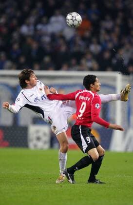 Jose Paolo Guerrero (HSV, re.) gegen Anton Grigoryev (ZSKA Moskau) Fußball EC 1 Herren Champions League 2006 2007, Hamburger SV - CSKA Moskau 3:2 Gruppe Hamburg Dynamik, Fußball EC 1 Herren Champions League 2006 2007, Hamburger SV - CSKA Moskau 3:2 Gruppe Hamburg Dynamik,