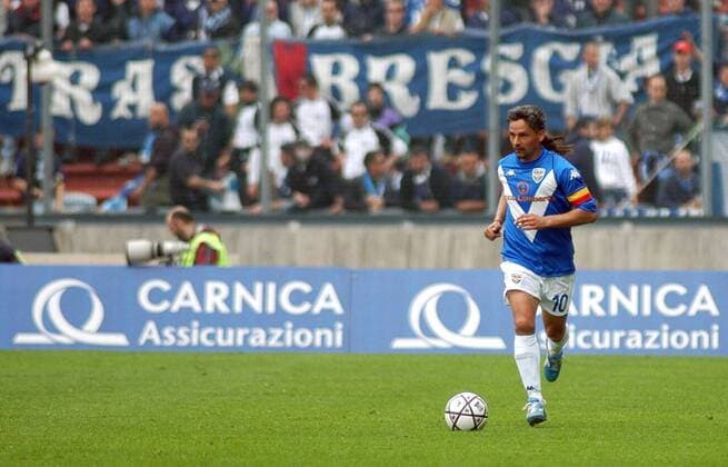 Roberto Baggio (Brescia) am Ball -  Fußball Herren Serie A 2003 2004, 1. Italienische Liga, Brescia Calcio, Vdig Totale Udine Fußball Herren Serie A 2003 2004, 1. Italienische Liga, Brescia Calcio, Vdig Totale Udine