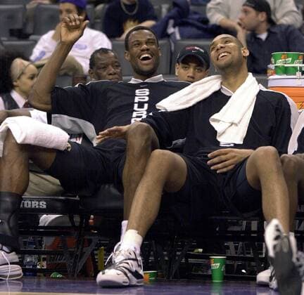 David Robinson (li.) und Tim Duncan (beide San Antonio Spurs) haben Spaß auf der Ersatzbank -  (TOR2001021803) Basketball Herren NBA 2000 2001, USA Gruppe Toronto Freude, Basketball Herren NBA 2000 2001, USA Gruppe Toronto Freude,