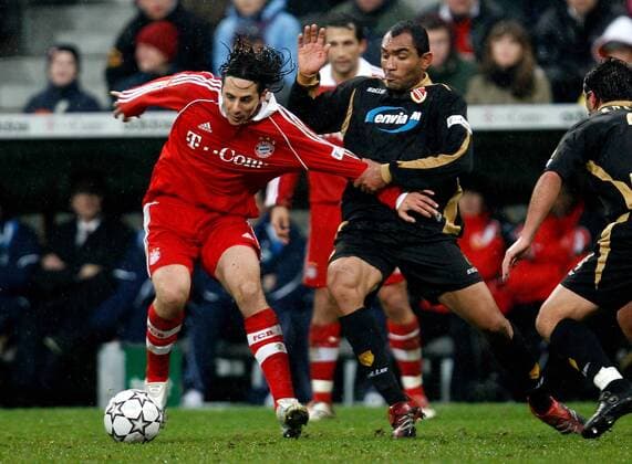 Claudio Pizarro (Bayern, li.) gegen Vragel da Silva (Cottbus) Fußball 1. BL Herren Saison 2006 2007, FC Bayern München - FC Energie Cottbus 2:1 Gruppe München Dynamik, Kampf, Fußball 1. BL Herren Saison 2006 2007, FC Bayern München - FC Energie Cottbus 2:1 Gruppe München Dynamik, Kampf,
