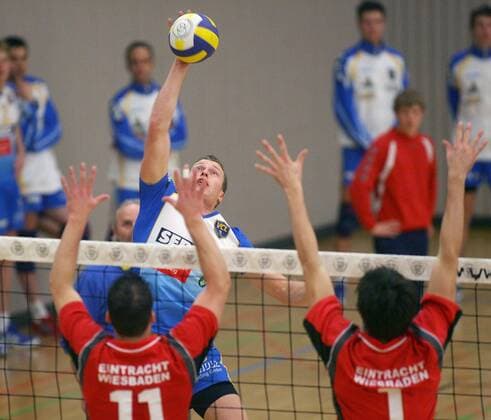 Christoph Helbig (Leipzig, hi.) gegen Ralph Nothhaft (re.) und Dennis Friedrich (beide Wiesbaden) Volleyball Herren DVV Pokal 2006 2007, Pokalspiel, Eintracht Wiesbaden - VC Leipzig Gruppe Wiesbaden Dynamik, Volleyball Herren DVV Pokal 2006 2007, Pokalspiel, Eintracht Wiesbaden - VC Leipzig Gruppe Wiesbaden Dynamik,