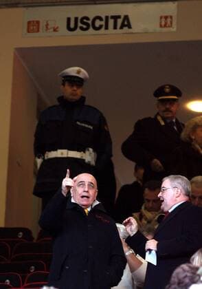Vizepräsident Adriano Galliani (Milan, li.) als Zuschauer auf der Tribüne, vor dem Ausgang wachen Polizisten -  Fußball Herren Serie A 2006 2007, 1. Italienische Liga, AC Mailand, Vdig Gruppe Mailand Fußball Herren Serie A 2006 2007, 1. Italienische Liga, AC Mailand, Vdig Gruppe Mailand