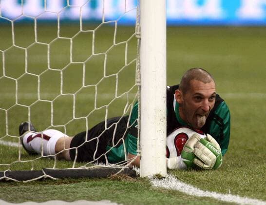 Torwart Christian Abbiati (FC Turin) streckt am Ball die Zunge raus -  Fußball Herren Serie A 2006 2007, 1. Italienische Liga, Torino Calcio, Vdig Einzelbild Mailand Fußball Herren Serie A 2006 2007, 1. Italienische Liga, Torino Calcio, Vdig Einzelbild Mailand