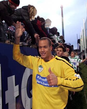 Torwart Stephan Loboue (Fürth) - Schlußjubel mit den Fans am Stadionzaun Fußball 2. BL Herren Saison 2006 2007, SpVgg Greuther Fürth, Vdig Gruppe Fürth Freude, Fußball 2. BL Herren Saison 2006 2007, SpVgg Greuther Fürth, Vdig Gruppe Fürth Freude,