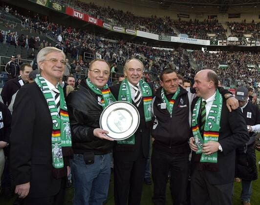 Präsident Rolf Königs (Mitte) und Vizepräsident Siegfried Söllner (li., beide Gladbach) ehren Fans für 25 Jahre Mitgliedschaft in ihren Fanclubs Fußball 1. BL Herren Saison 2006 2007, Borussia Mönchengladbach Gruppe Mönchengladbach Fußball 1. BL Herren Saison 2006 2007, Borussia Mönchengladbach Gruppe Mönchengladbach
